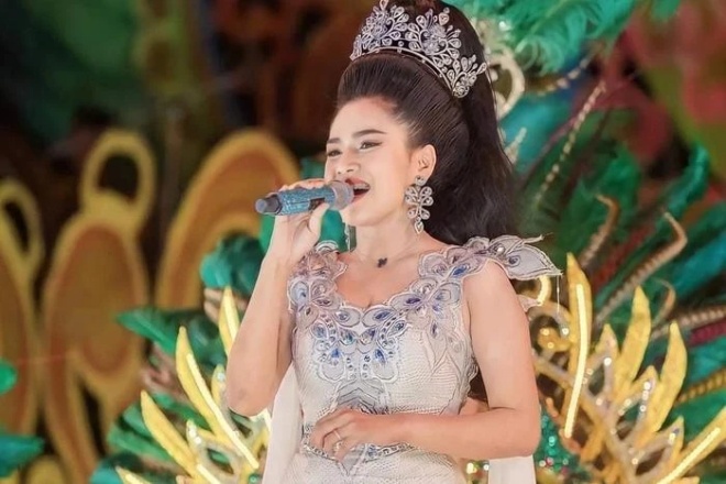 Cô bị ngã xuống bể bơi, đuối nước và qua đời.