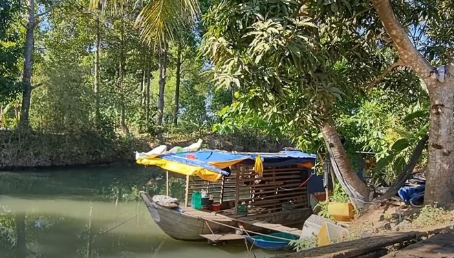 Chiếc ghe mục nát - nơi ở của vợ chồng chú thím Việt.