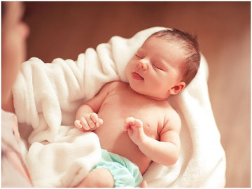 10 năm không thể có con, vợ chồng cầm tập hồ sơ dày cộm đi khám mới ngã ngửa trước lời bác sĩ nói