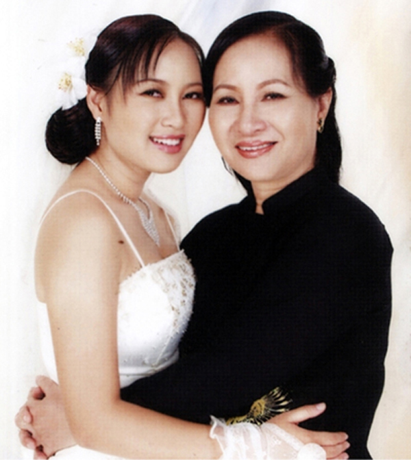 Khánh Linh chụp ảnh trong ngày cưới cùng mẹ.