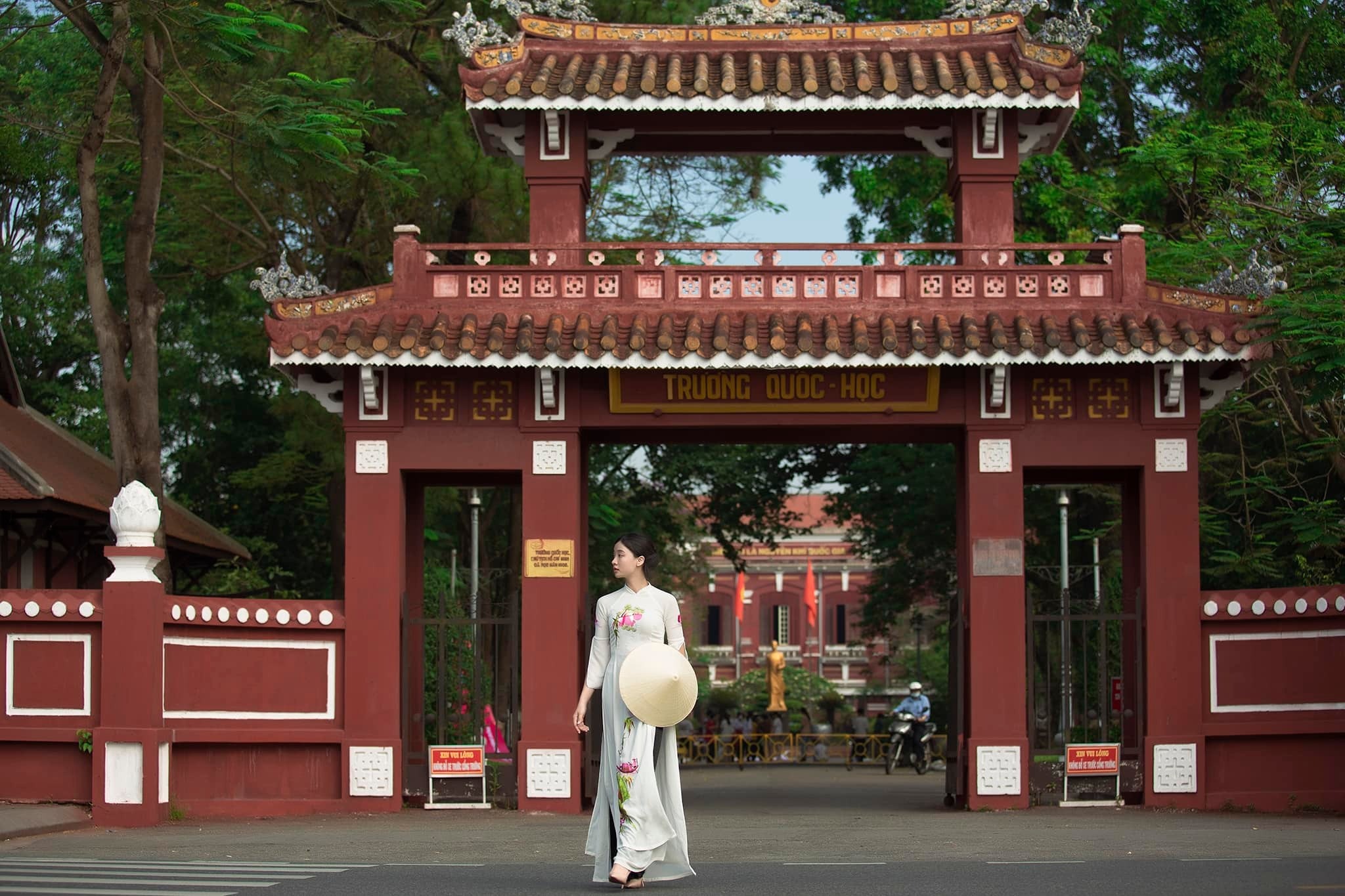 Check-in ở ngôi trường nổi tiếng.