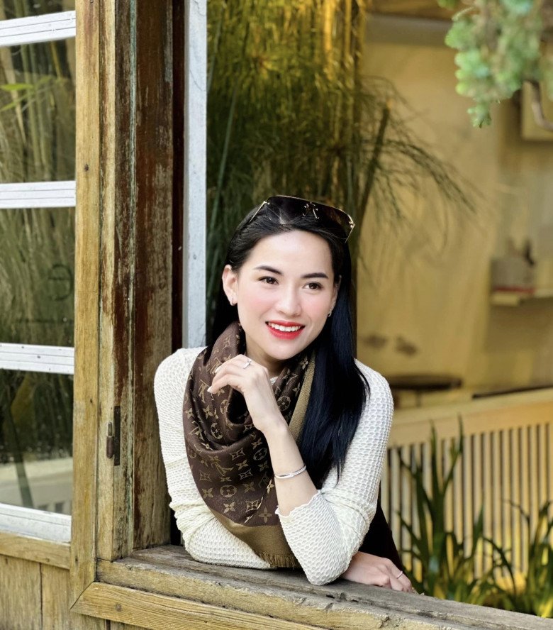 Để có được gương mặt hiện tại, chiến thần review đã chi 50 triệu cho 2 lần phẫu thuật, trong đó, chi phí sửa mũi là 40 triệu đồng.