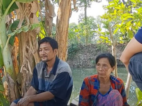 Người đàn bà góa 64 tuổi cưới trai tân kém 14 tuổi: "Ông ấy là người rất hay ghen tuông, sợ tôi đi mất"