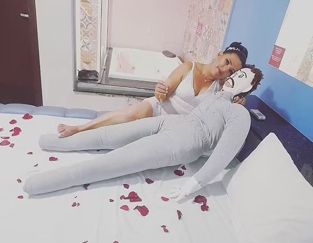 Kết hôn với búp bê, người phụ nữ mất ăn mất ngủ vì sợ amp;#34;chồng ngoại tìnhamp;#34;, khoe que thử thai 2 vạch - 2