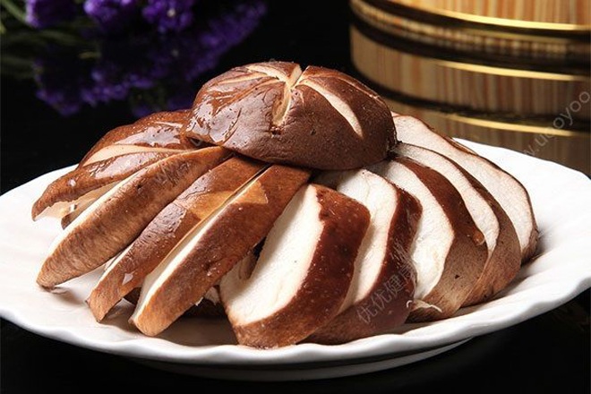 Nấm hương có tác dụng ngừa ung thư, tốt cho da, chăm sóc dạ dày,... (Ảnh minh họa)