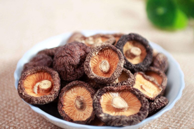 Nấm hương khô nên ngâm nước nóng trước khi chế biến. (Ảnh minh họa)
