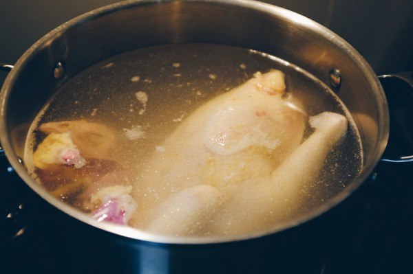 Luộc gà bằng nước lạnh chưa chắc đã ngon: Đây là loại nước dùng để luộc gà rất ngọt, con nào cũng ngon.
