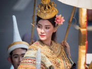 Thời trang - Nữ thần Songkran từng thích nuôi gián đi diễu hành được triệu người vây quanh, không hở hang vẫn đẹp vô đối