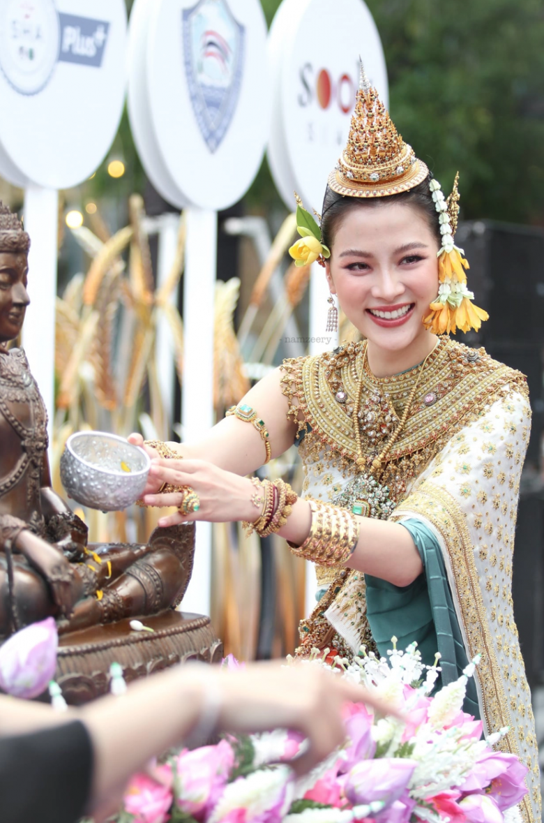 Nữ thần Songkran từng thích nuôi gián đi diễu hành được triệu người vây quanh, không hở hang vẫn đẹp vô đối - 8