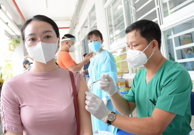 Tiêm vắc xin đầy đủ, đúng lịch là biện pháp phòng bệnh hiệu quả, tránh bị biến chứng nặng khi mắc.