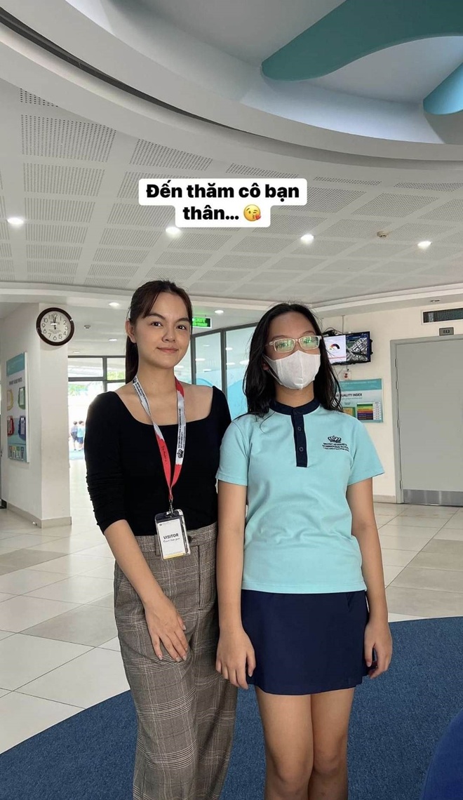 Đầu năm 2023, nữ ca sĩ vẫn còn cao hơn con gái vài cm.