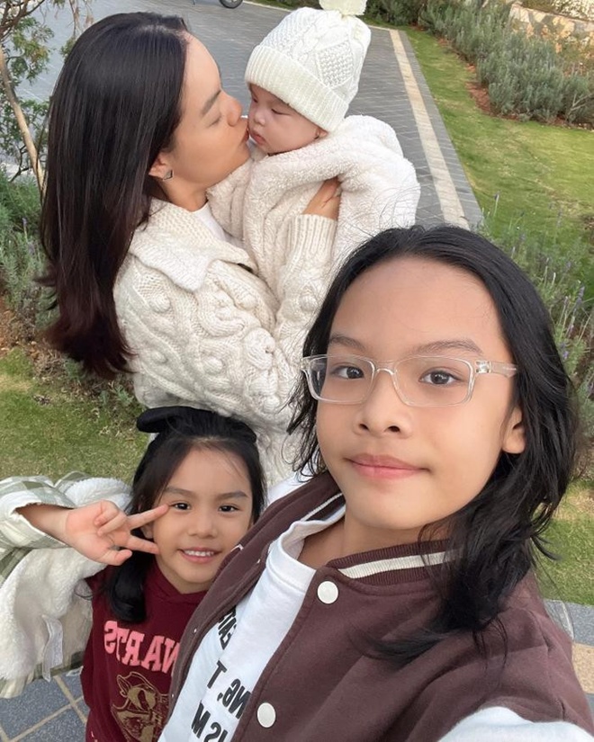Phạm Quỳnh Anh hạnh phúc bên bạn trai và 3 con gái.