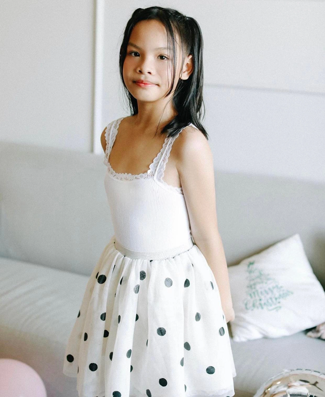 Tuệ Lâm sở hữu chiều cao ấn tượng ở tuổi 11. Cô bé ngày càng xinh xắn và ra dáng thiếu nữ.