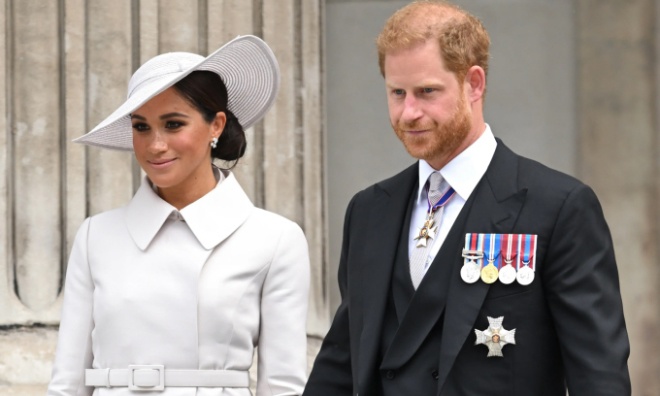 Hồi ký của Hoàng tử Harry khiến cho mối quan hệ của hai vợ chồng anh và Hoàng gia Anh thêm căng thẳng.