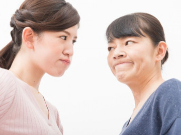 Mẹ chồng được cho mớ rau sai con dâu đem luộc rồi bà phát điên gọi ngay cho thông gia