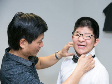 Bán hết tài sản, ròng rã 20 năm chữa bệnh cho con, diễn viên Quốc Tuấn ấm lòng khi nhận được món quà của con trai