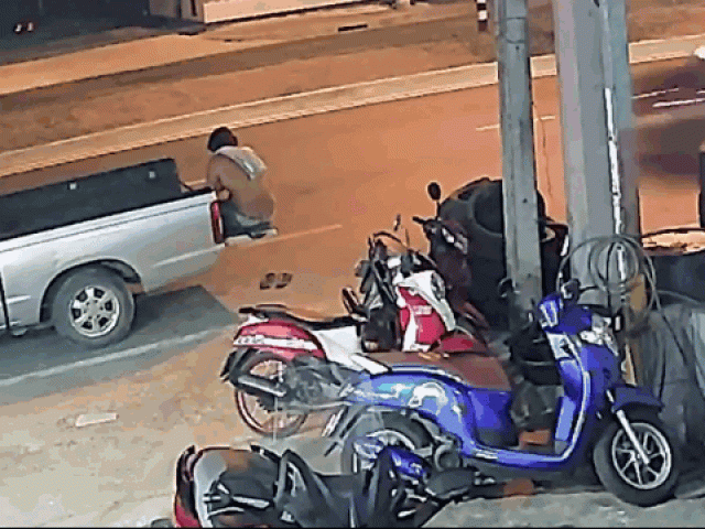 Clip Eva - Clip: Ngồi trên ô tô nghịch điện thoại, người đàn ông suýt mất mạng