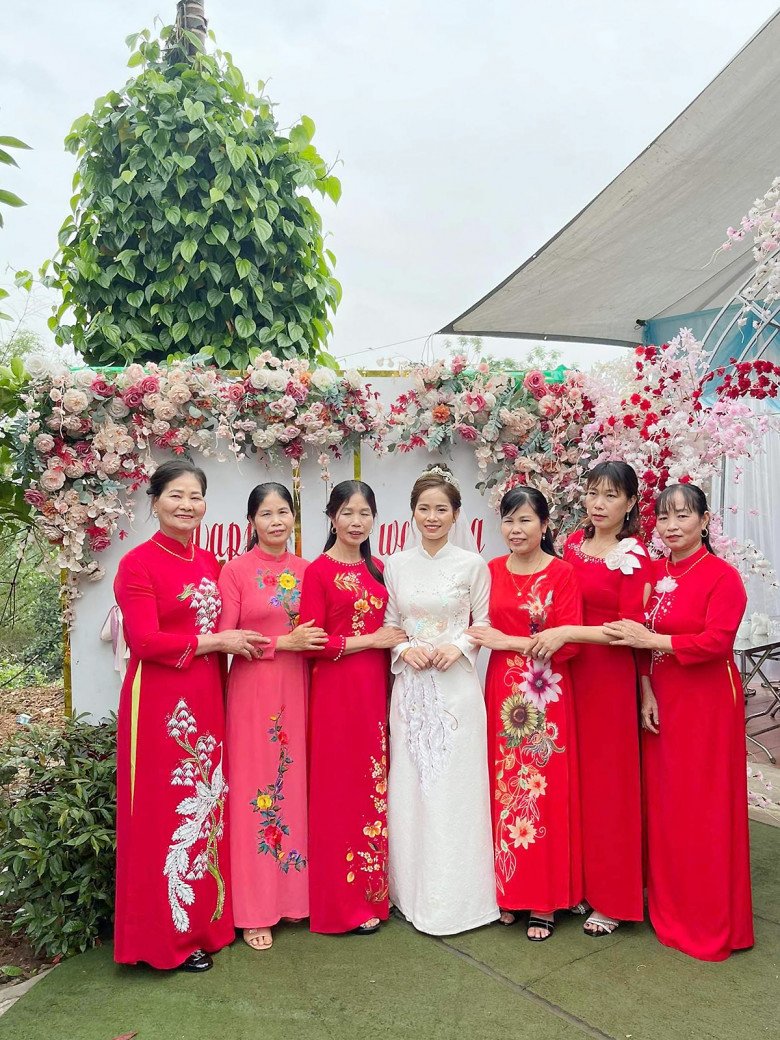 Bảo An chụp hình kỷ niệm cùng họ hàng bên gia đình chồng.