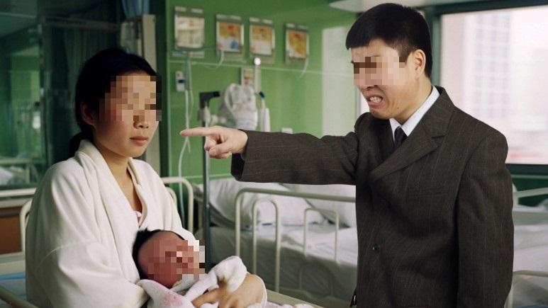 Người chồng mắng chửi vợ mới sinh suốt 3 tiếng. Ảnh minh họa: SCMP