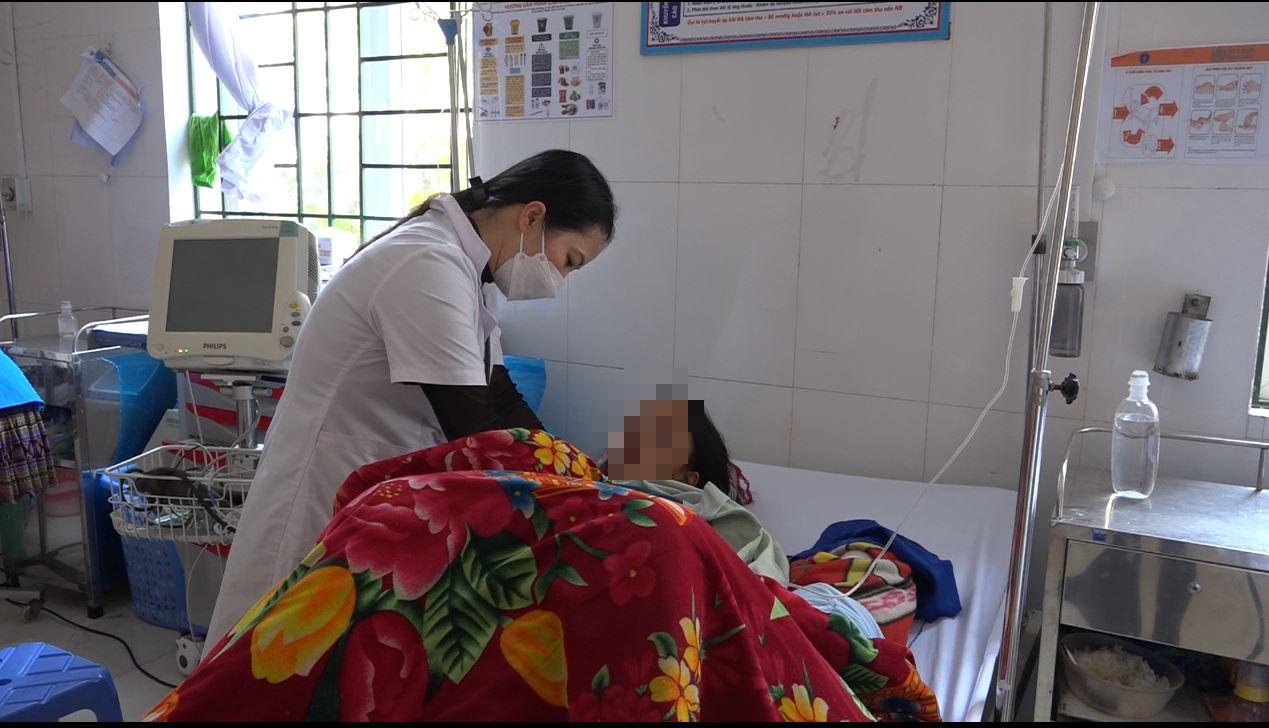 Bác sĩ của Trung tâm Y tế huyện Si Ma Cai thăm khám cho bệnh nhân. Ảnh: BVCC