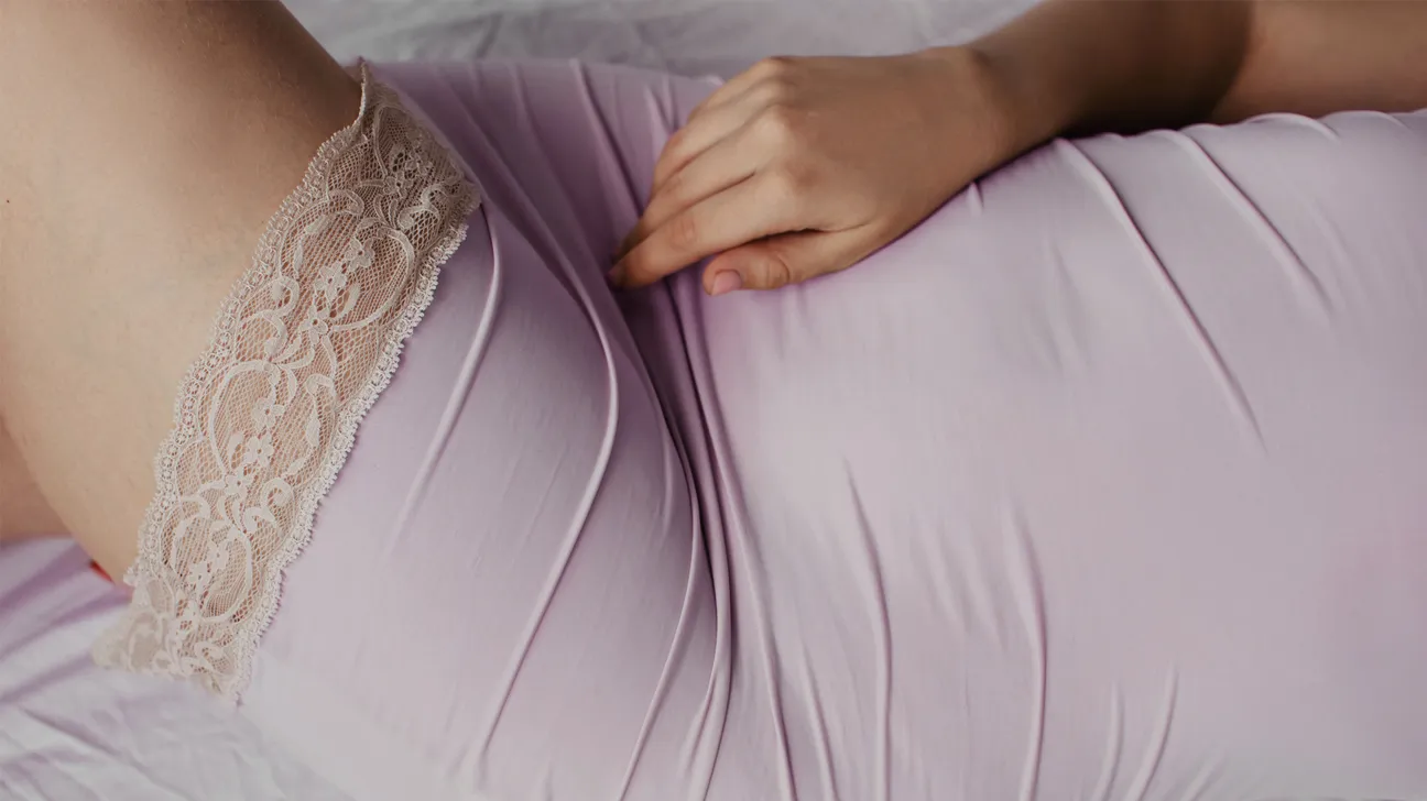 Người phụ nữ có cảm giác lạ thường ở vùng nhạy cảm, đi khám bác sĩ ngỡ ngàng khi lấy ra thứ không tưởng - 1