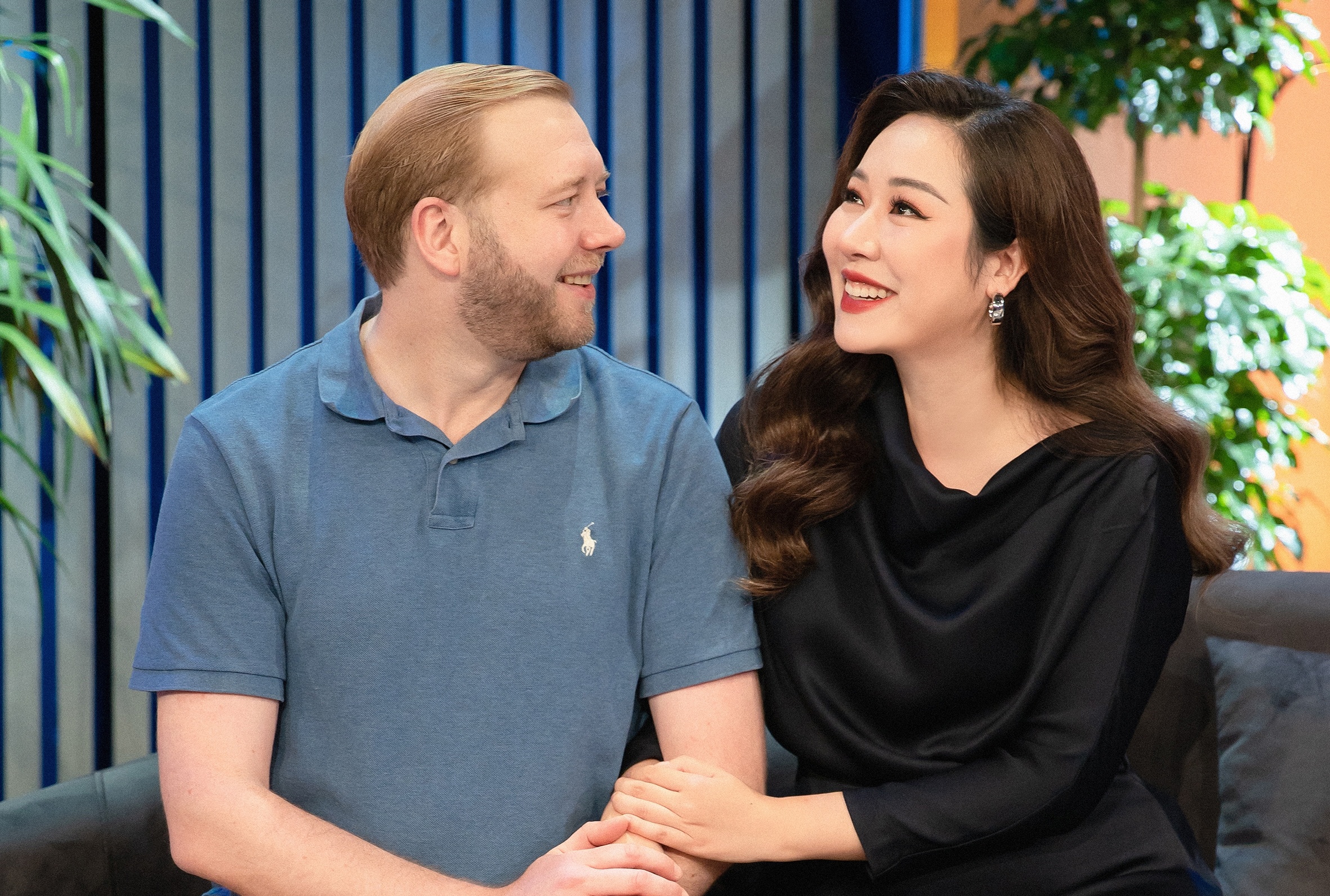 Chồng Tây của Hoa hậu Ngô Phương Lan lên TV nói tiếng Việt cực hay, bà mối cho 2 người là MC đình đám VTV - 12