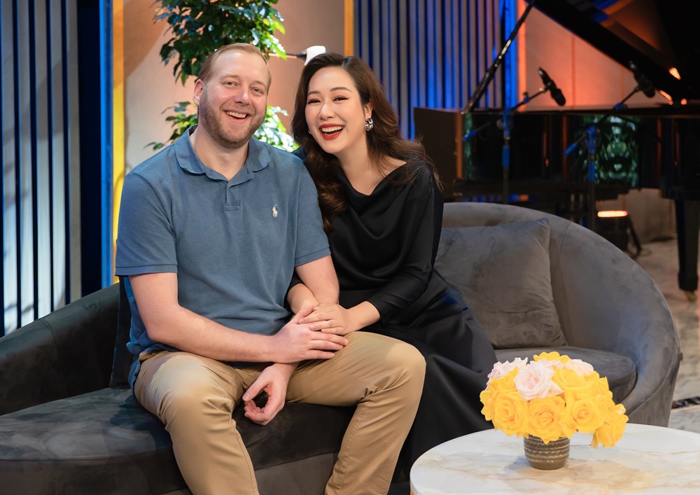 Chồng Tây của Hoa hậu Ngô Phương Lan lên TV nói tiếng Việt cực hay, bà mối cho 2 người là MC đình đám VTV - 3