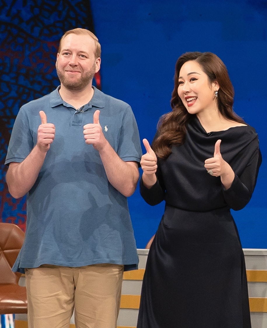 Chồng Tây của Hoa hậu Ngô Phương Lan lên TV nói tiếng Việt cực hay, bà mối cho 2 người là MC đình đám VTV - 13