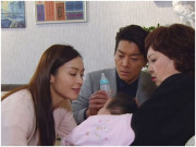 Bà bầu - Nửa năm lên thành phố chăm con dâu ở cữ, lúc về chúng chỉ cho túi bánh kẹo, mở ra tôi choáng váng