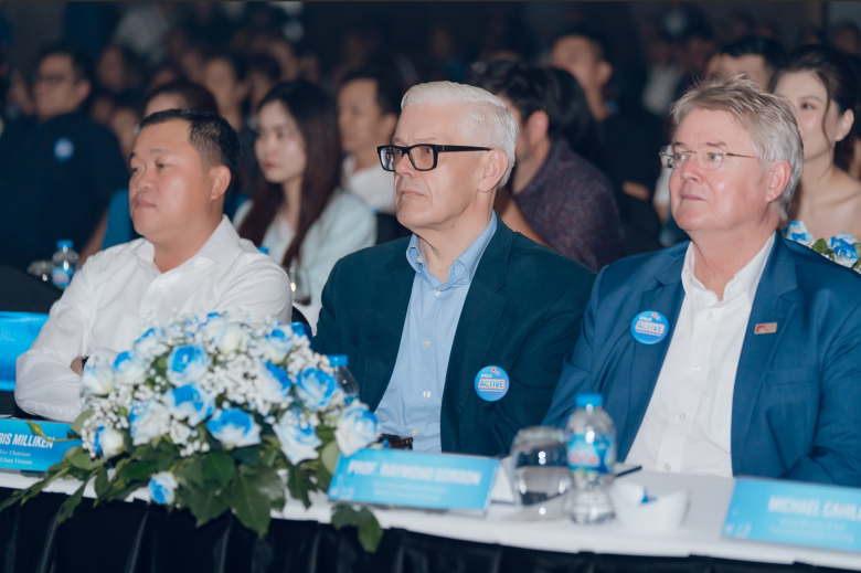 Ông Christopher Jeffery - đại diện Phòng thương mại Anh Quốc (giữa) và giáo sư Ray Gordan - hiệu trưởng đại học Anh Quốc BUV (phải)