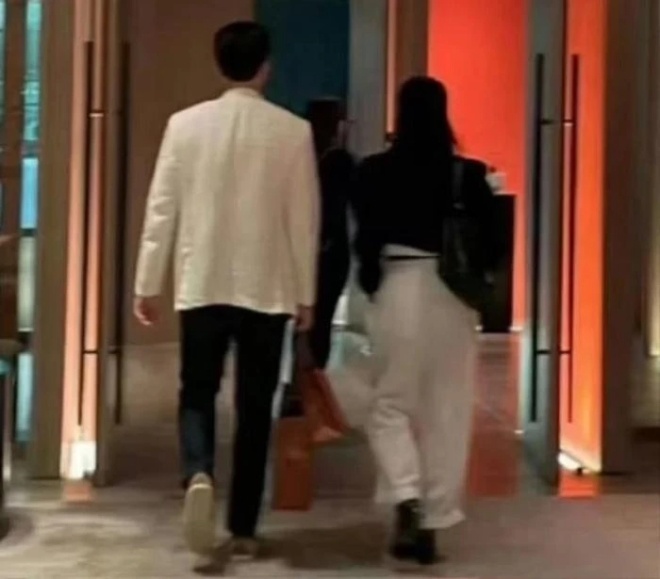 Son Ye Jin tháp tùng ông xã đi Nhật Bản.
