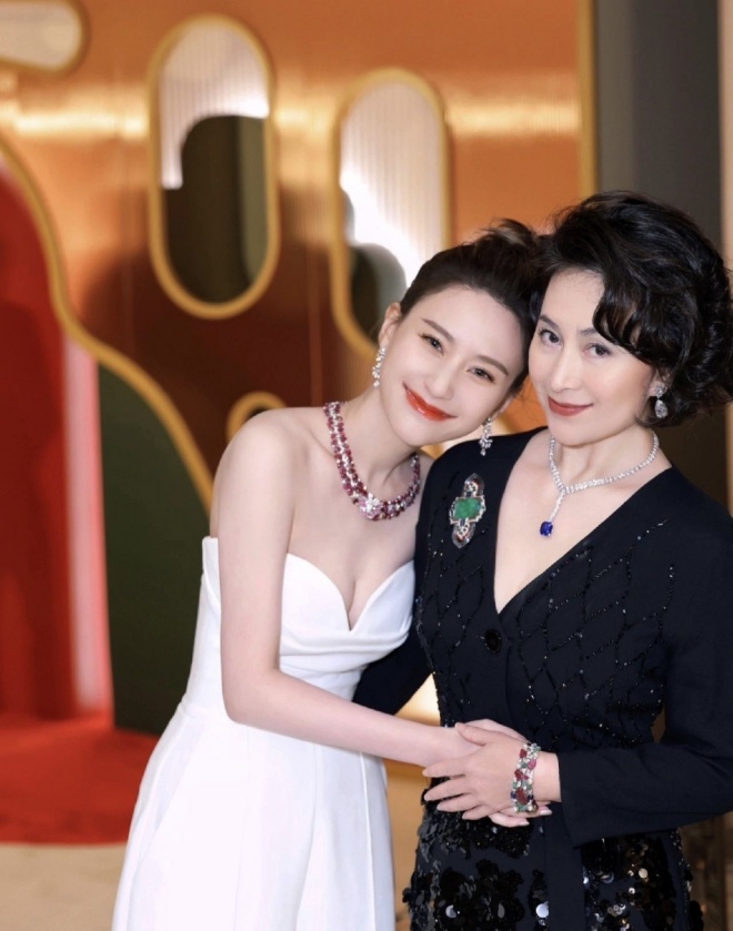 Hà Siêu Liên và Hà Siêu Quỳnh tại sự kiện.