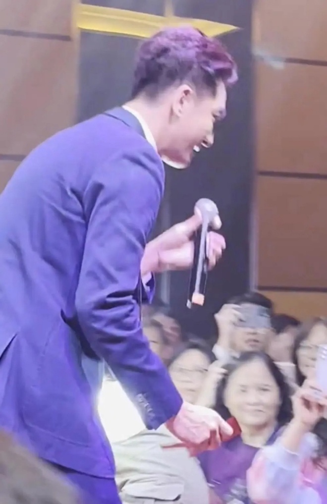 Anh được một fan nữ tặng phong bì.
