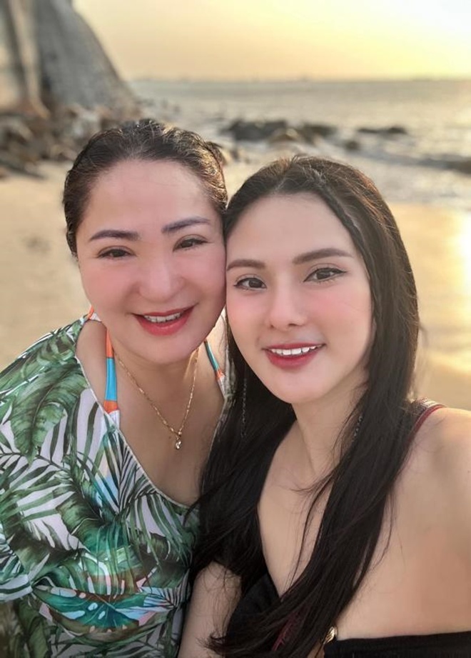 Hình ảnh mới của mẹ con Thu Thủy cho thấy mối quan hệ cũng như thần sắc phụ huynh của cô đã tốt lên.