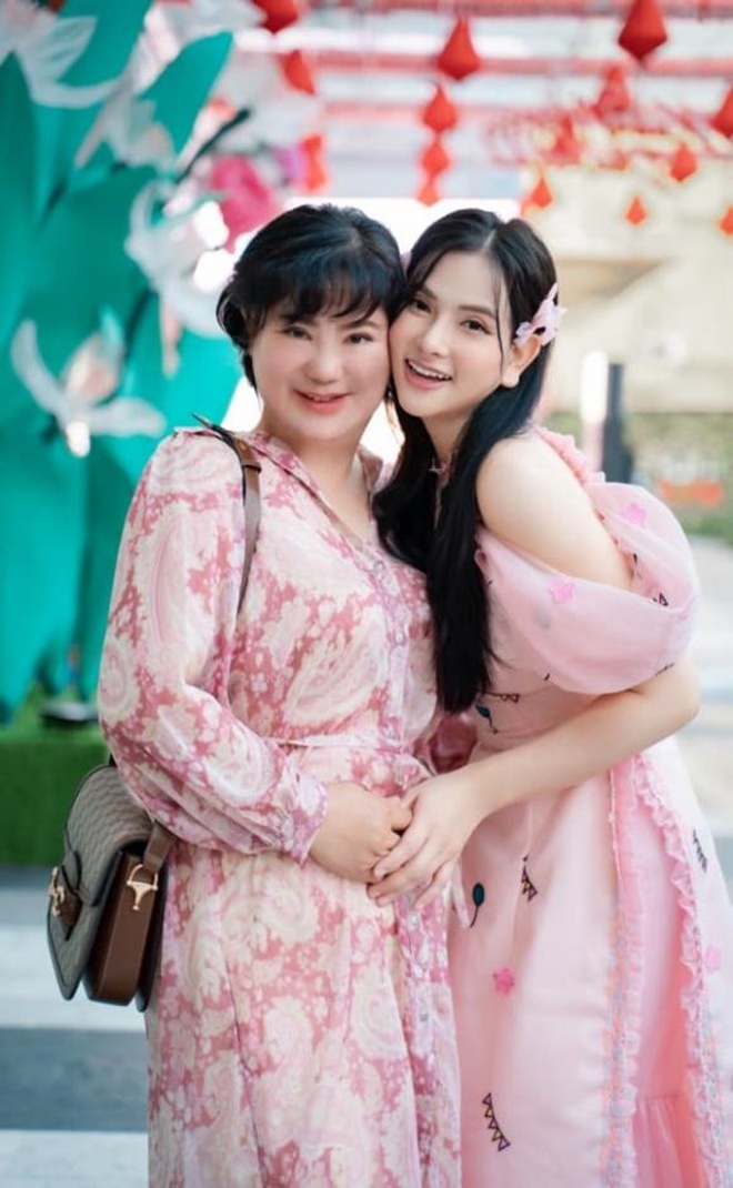 Mẹ chính là người đàn bà quyền lực đã đưa Thu Thủy đến với con đường nghệ thuật cũng như theo sát cô đến năm 32 tuổi.