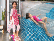 Thời trang - Con gái Lê Phương mặc đồ "vượt size", 4 tuổi "nhổ giò" như người mẫu, biết tự phối đồ đi học