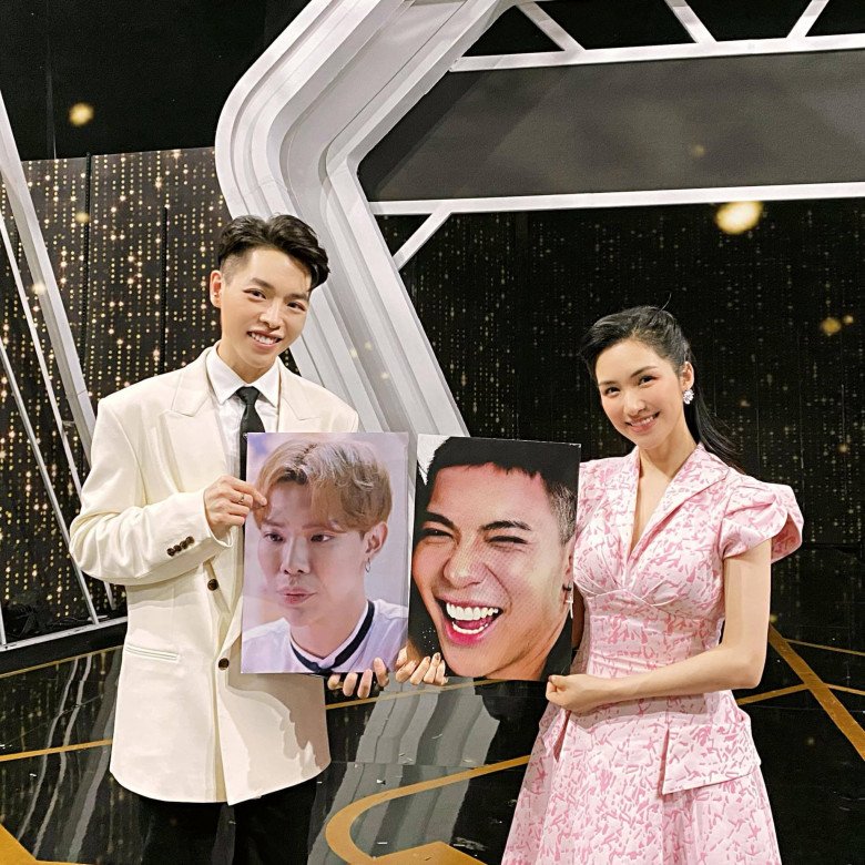 Những lúc vắng mặt 1 thành viên, 2 người còn lại thường bày ra nhiều trò hài hước để lấp chỗ trống khiến khán giả bật cười.