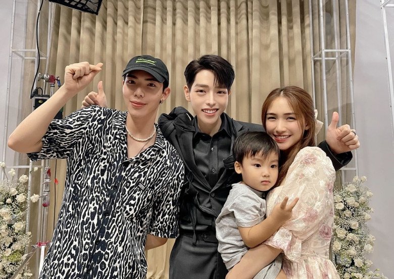 Bé Bo thường xuyên xuất hiện chung khung hình với gia đình Hoa Dâm Bụt. 