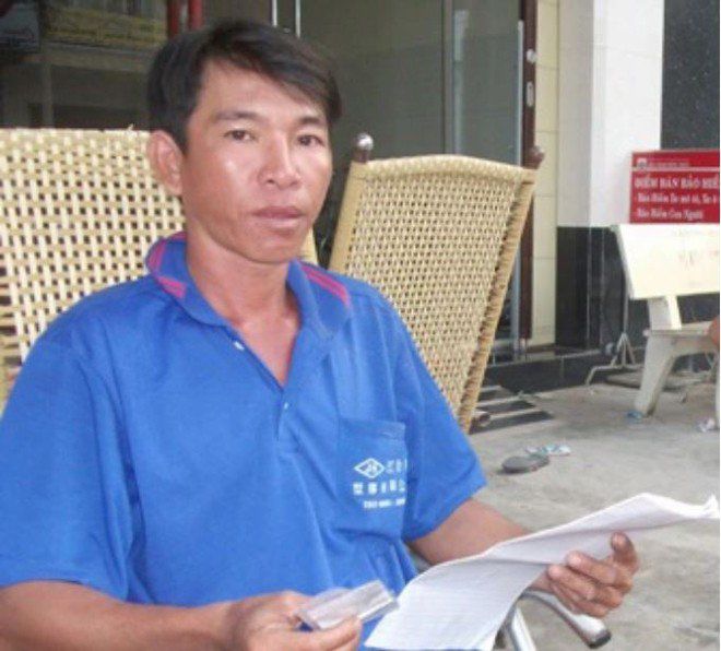 Anh Tuấn làm rách tờ vé số.