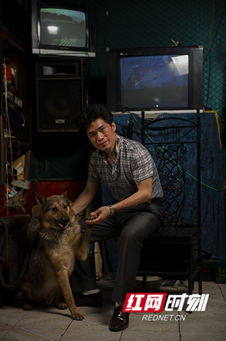 Nhà cứng đầu chình ình giữa phố 12 năm, chủ nhà lắp 18 camera, nuôi 4 con chó để trông giữ - 5