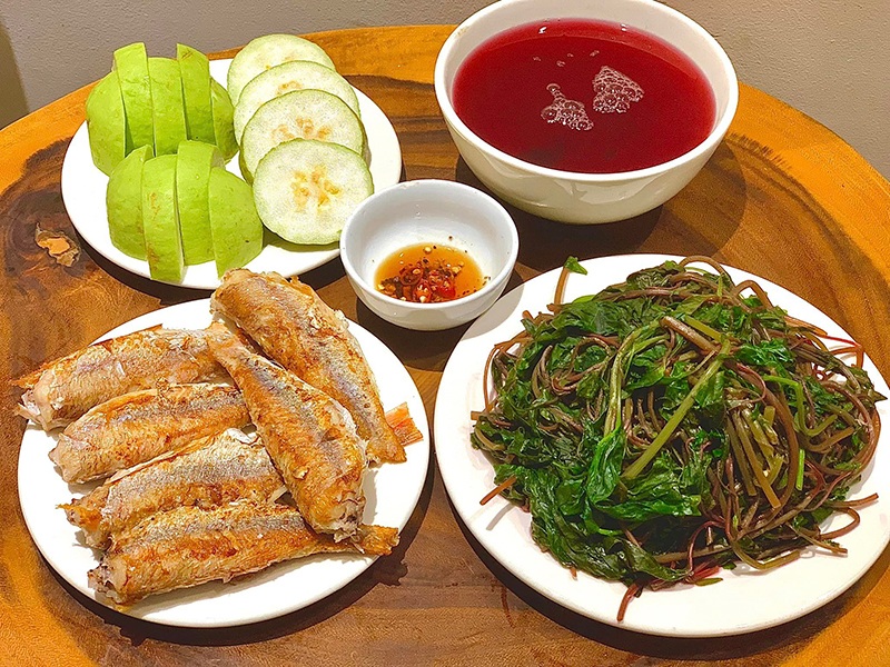 Bữa ăn với món cá hồng chiên, rau dền luộc, nước rau dền luộc , ổi tráng miệng.
