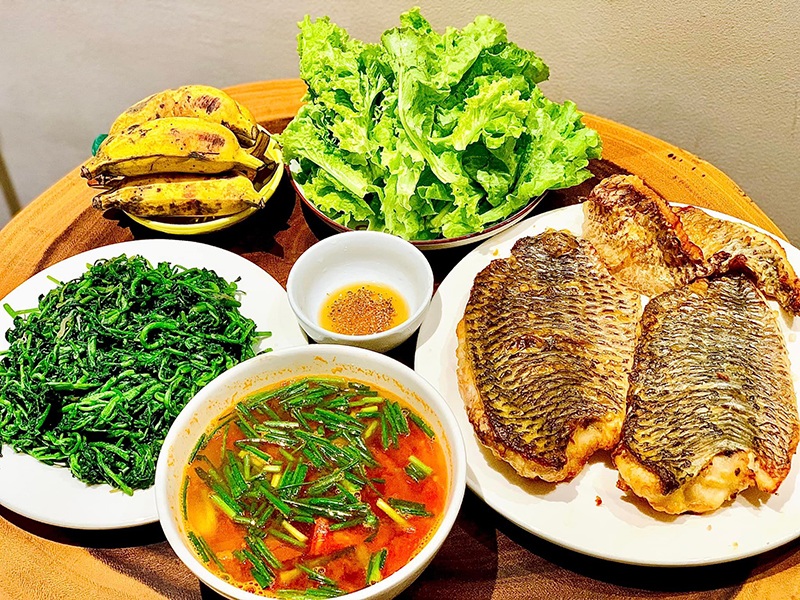 Cá rán, rau cải xoong xào, canh cà chua, chuối tráng miệng.
