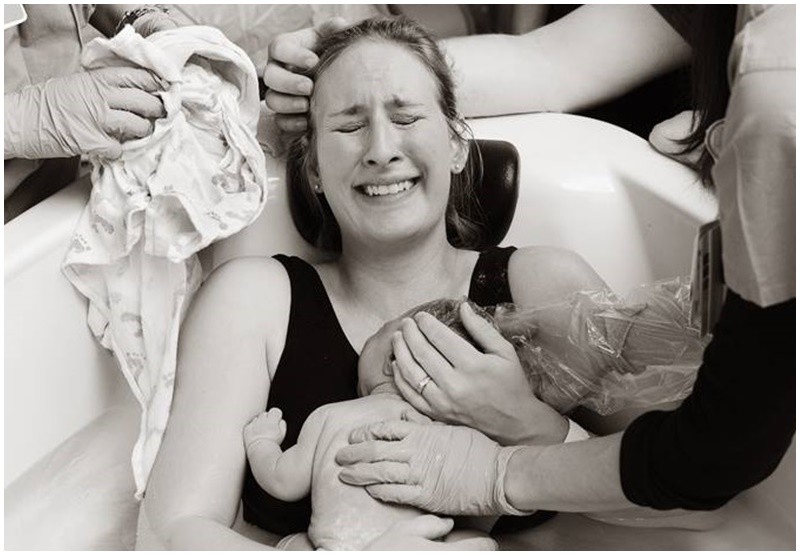 Giọt nước mắt hạnh phúc của mẹ khi sau bao gian khó, đứa con bé bỏng để chào đời an toàn và suôn sẻ. 
