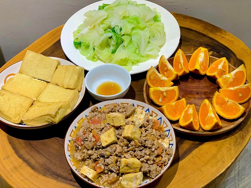 Bữa ăn siêu đơn giản với đậu sốt thịt băm, đậu phụ luộc, bắp cải luộc, cam tráng miệng.
