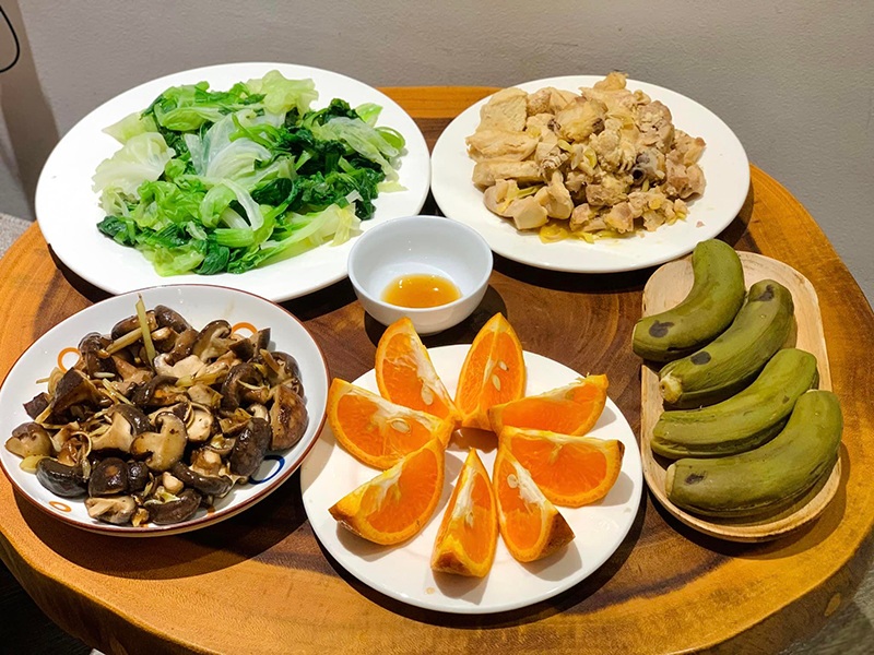 Một bữa cơm bổ dưỡng với gà rang gừng, nấm hương tươi xào sả, chuối xanh luộc, bắp cải luộc, cam tráng miệng.
