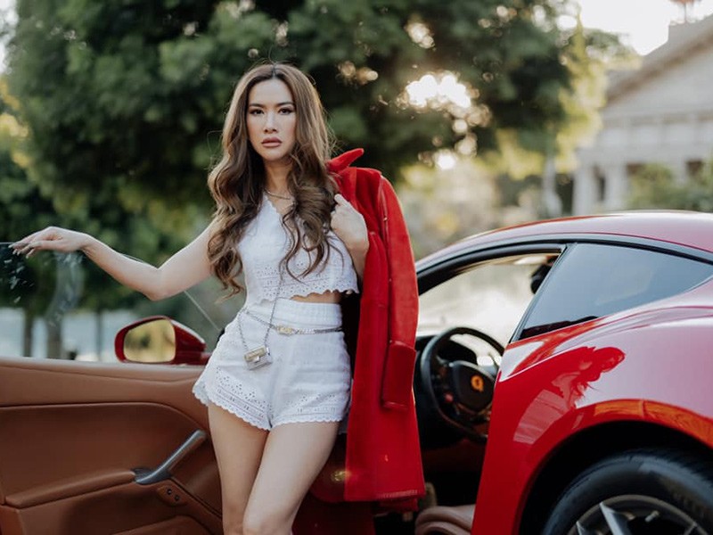 Trong khuôn viên biệt thự có một garage đầy xe sang bao gồm 3 chiếc Rolls-Royce và Ferrari.
