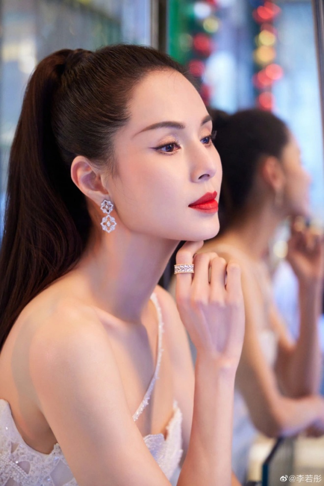 Nàng Tiểu Long Nữ vẫn trẻ đẹp và cuốn hút không ngờ.