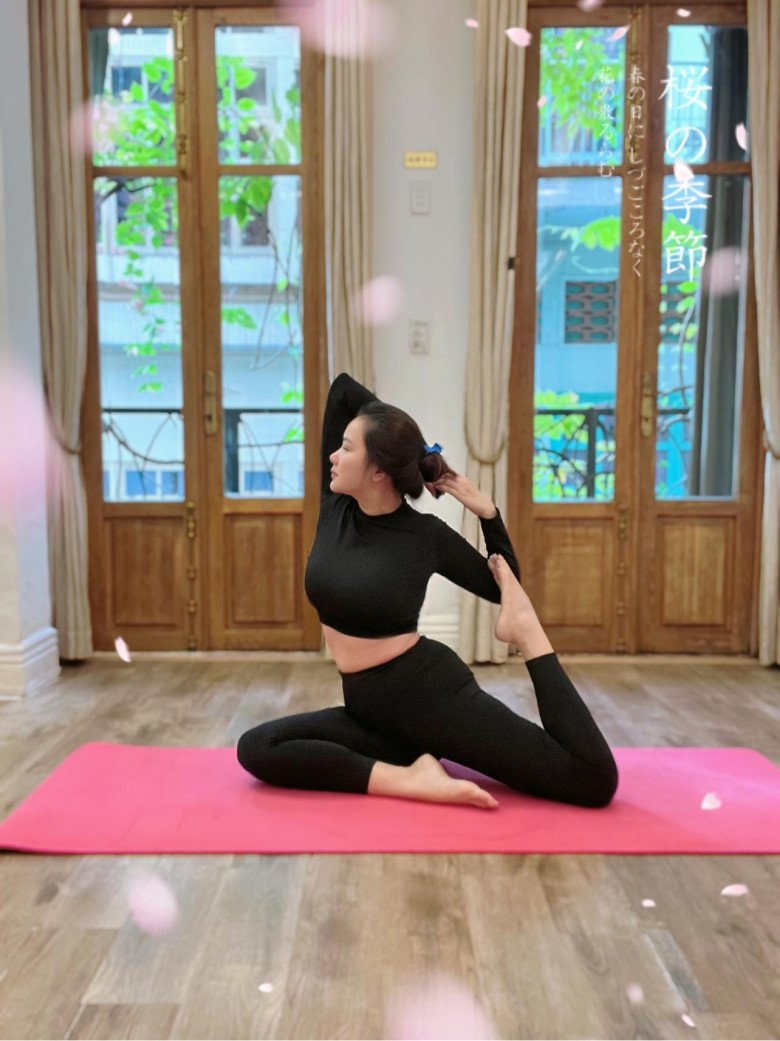 Bên cạnh đó, việc uống nước đầy đủ cùng chế độ tập luyện đều đặn cũng là một trong những yếu tố giúp Phan Như Thảo giữ được làn da của mình luôn rạng rỡ.