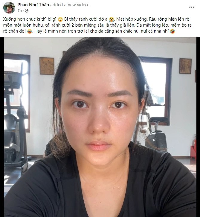 Được biết, lúc mới giảm cân, vì cơ thể co lại khá nhanh nên gương mặt của cô trông cũng hốc hác, làn da cũng có chút chảy xệ, lộ rãnh cười và cũng có xuất hiện nếp nhăn.