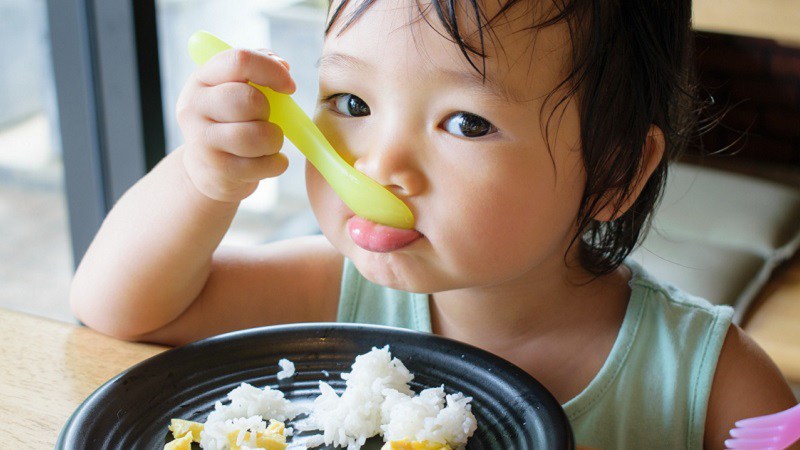 Trẻ con thường sẽ biết phản ứng để thể hiện nhu cầu của bản thân, đối với việc ăn uống cũng vậy. Do đó, bố mẹ Nhật để con ăn theo nhu cầu của bản thân, không cần ép con ăn, lo con đói.
